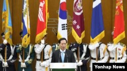 송영무 신임 한국 국방부 장관이 14일 오전 서울 용산구 국방부에서 열린 장관 이·취임식에서 취임사를 하고 있다.