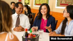 នៅ​ក្នុង​រូបថតពី​គេហទំព័រ​ឃោសនា​បោះឆ្នោត​ផ្លូវការ​របស់​អ្នកស្រី ថត​កាល​ពី​ថ្ងៃ​ទី​១៥ ខែ​មករា ឆ្នាំ​២០២០ ​អ្នកស្រី ស៊ូលី សារ៉ូ បេក្ខនារី​ខ្មែរ​អាមេរិកាំង​ដែល​ឈរ​ឈ្មោះ​សម្រាប់​តំណែង​ក្នុង​ក្រុមប្រឹក្សា​ក្រុង​ឡុងប៊ិច​កំពុង​ជជែក​ជាមួយ​អ្នក​ក្រុង​នៅ​ក្នុង​ភោជនីយដ្ឋាន​មួយ​កន្លែង។