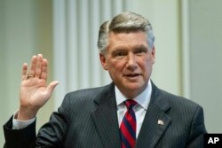 노스캐롤라이나 제9 연방 하원의원 선거에서 최다 득표했지만 이후 부정 선거 의혹에 휩싸인 마크 해리스 공화당 후보가 지난 2월 주선관위 청문회에서 증언하고 있다.