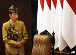 Pressiden Joko Widodo, mengenakan pakaian adat Saksak, NTB, saat akan menyampaikan Pidato Kenegaraan di Gedung DPR/MPR RI, Senayan, Jakarta, 16 Agustus 2019.