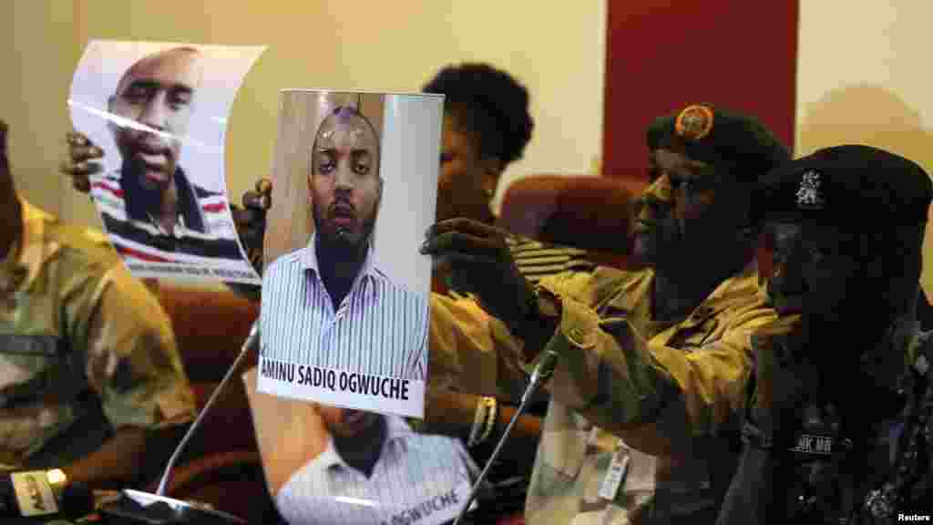 Ana nuna hotunan Rufai Abubakar Tsiga (hagu) da na Aminu Sadiq Ogwuche wadanda su har yanzu ab akama su ba, amma kuma an ce sune manyan wadanda suka kitsa hare-haren bam din biyu.