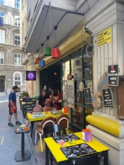Staff at Kuzey Yucehan’s restaurant Art Smyrna are seen setting up freshly repainted tables to attract customers during an otherwise sluggish summer tourism season in Istanbul (VOA/ Salim Fayeq)