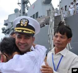 មេបញ្ជាការ​នាវាពិឃាដ​សហរដ្ឋ​អាមេរិក USS Mustin គឺ​លោក Michael V. Misiewicz ជួប​បដិសណ្ឋារកិច្ច​ជាមួយ​ក្រុម​គ្រួសារសាច់​ញាតិ​របស់​លោក ខណៈ​ដែល​នាវា​របស់​លោក​បាន​មក​ចូល​សំចត​ដល់​កំពង់​ផៃ​ក្រុង​ព្រះសីហនុ​កាល​ពី​ថ្ងៃ​សុក្រ​ទី​៣​ខែ​ធ្នូ​ឆ្នាំ​២០១០។ នេះ​ជា​