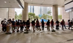 大批市民7月8日到西九龙裁判法院排队轮候旁听席，声援民主派初选47名被告。 (美国之音/汤惠芸)