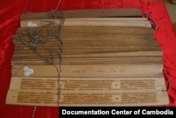 សាស្ត្រា​ស្លឹក​រឹត​ដ៏យូរ​អង្វែង​មួយ​ពី​សតវត្សរ៍​ទី១៤​បន្សល់​ទុក​ក្រោយ​ពី​របប​ខ្មែរ​ក្រហម។ (រូបថត​ផ្តល់​ឲ្យ​ដោយ ជី ទេរិទ្ធ នៃ​មជ្ឈមណ្ឌល​ឯកសារ​កម្ពុជា)