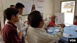 រូបឯកសារ៖ ក្រុម​មន្ត្រី​រៀបចំ​ការ​បោះឆ្នោត បាន​ប្រមូល និង​រាប់​សន្លឹក​ឆ្នោត នៅ​ការិយាល័យ​បោះឆ្នោតក្នុងអនុវិទ្យាល័យសោ ហឺ​ ក្នុងសង្កាត់ស្វាយប៉ោ ក្រុង​បាត់ដំបង នៅ​ថ្ងៃ​ទី៤ ខែ​មិថុនា ឆ្នាំ២០១៧។ (អ៊ិត សូធឿត/VOA)