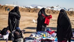 Al-Hol lagerida eski kiyim-kechaklardan keragini saralab olayotgan ayollar. 14-yanvar, 2020.