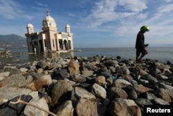 Salah satu masjid yang rusak akibat gempa dan tsunami di Palu.