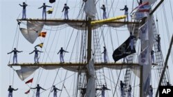 Para taruna rutin melakukan olah fisik dengan memanjat tiang kapal KRI Dewaruci yang tingginya 32 meter.