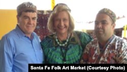 O’zbekiston-AQSh oliy konsuli Gari (Gary) Furlong, Santa-Fe-Buxoro birodarlik rishtalari uchun masul Kerol Robertson Lopez, buxorolik hunarmand Ihtiyor Kendjayev Santa-Fe hunarmandlar yarmarkasida.