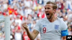 Harry Kane, kapten tim Inggris, merayakan gol kedua yang dicetaknya dalam laga penyisihan Grup G antara Inggris dan Panama di turnamen sepak bola Piala Dunia 2018, yang berlangsung di Stadion Nizhny Novgorod di Nizhny Novgorod , Rusia, Minggu, 24 Juni 2018.