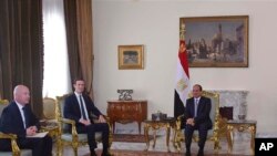 Le président égyptien Abdel-Fattah el-Sissi, le gendre et conseiller principal du président Donald Trump, Jared Kushner, deuxième à gauche, et l'envoyé du Moyen-Orient, Jason Greenblatt, discutent d'un plan d'accord de paix israélo-palestinien au Caire, Égypte, 21 juin 2018.