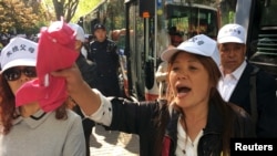 资料照片-失独父母在北京中国国家卫生和计划生育委员会外的集会上高呼口号。（2016年4月18日)