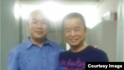 慕容雪村(右)被国保约谈近六小时后获释时与派出所外守候的律师张庆方合影。(微博图片)