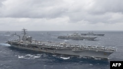 지난 2017년 7월 벵갈만에서 열린 말라바르 연합훈련에서 미 해군 니미츠 항공모함과 인도 해군함, 일본 해상자위대함이 나란히 항해하고 있다.