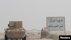 Papan selamat datang di kota Deir el-Zour di Suriah, 20 September 2017.