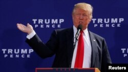 Capres Partai Republik Donald Trump membantah tuduhan pelecehan seksual, dan mengatakan kalau ia pernah menyentuh perempuan, perempuan itu akan menamparnya, saat kampanye di Portsmouth, New Hampshire, 15 Oktober 2016. 