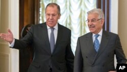Russian Foreign Minister Lavrov, left, welcomes Pakistan's Foreign Minister Khawaja Muhammad Asif for their talks in Moscow, Feb. 20, 2018.