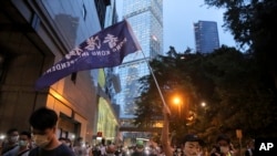 9일 홍콩에서 시위대들이 "홍콩 독립"이 적힌 배너를 흔들며 거리를 행진하고 있다. 