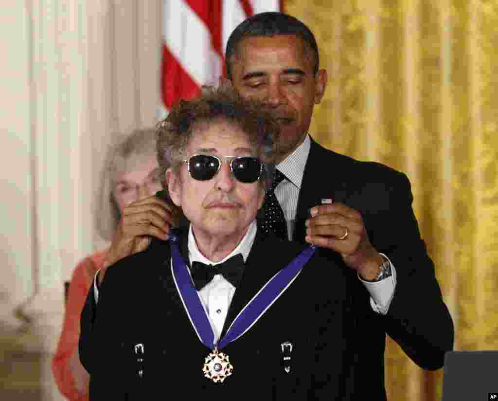 President Barack Obama presents rock legend Bob Dylan with a Medal of Freedom during a ceremony at the White House in Washington, May 29, 2012..