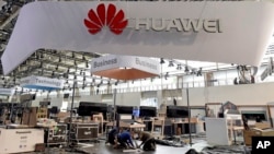 Stand Huawei dalam pameran teknologi di Hannover, Jerman (foto: ilustrasi). Negara-negara Eropa mengizinkan pemasangan peralatan Huawei, dan menolak saran Amerika.