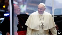 សម្តេច​ Timothy Dolan អម​ដំណើរ​ជាមួយ​នឹង​សម្តេច​ប៉ាប​ Francis នៅ​បុរី​ញូយ៉ក​កាល​ពី​ថ្ងៃ​ទី២៤ ខែ​កញ្ញា ឆ្នាំ​២០១៥។