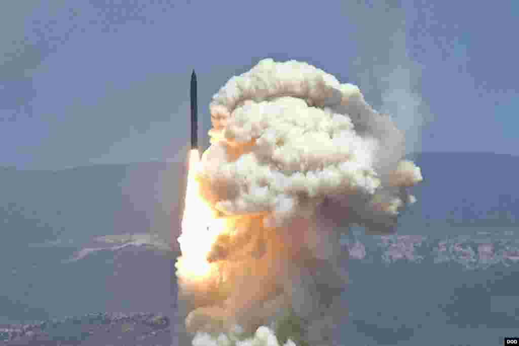 Militer AS melakukan tes sistem pertahanan anti misil Interceptor-06b, di pangkalan udara Vandenberg, California.