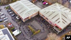 Mamia ya watu wamepanga foleni kupata chanjo katika mji wa Bristol, Uingereza. Dec. 14, 2021. 