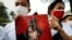 缅甸民众手举昂山素季画像聚集在泰国曼谷的联合国机构前。（2021年2月2日）