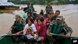 Tentara India menyelamatkan warga desa Chaygaon, distrik Kamrup di negara bagian Assam, India, yang wilayahnya terendam banjir (23/9).