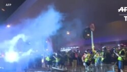 La police tire du gaz lacrymogène pour disperser des manifestants à Hong Kong