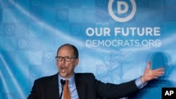 លោក Tom Perez ប្រធាន​ថ្មី​របស់​គណបក្ស​ប្រជាធិបតេយ្យ​ថ្លែង​ក្រោយ​ពេល​ត្រូវ​បាន​បោះ​ឆ្នោត​ជ្រើស​រើស​នៅ​ស្នាក់ការ​គណៈកម្មាធិការ​គណបក្ស​ប្រជាធិបតេយ្យ​ ក្នុង​រដ្ឋ​ធានី​វ៉ាស៊ីនតោន កាល​ពី​ថ្ងៃទី​២៥ ខែ​កុម្ភៈ។