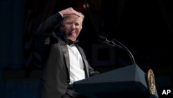 លោក​ប្រធានាធិបតី Donald Trump យក​ដៃ​បាំង​ពេល​មើល​ទៅ​ទស្សនិកជន​ នៅ​ពេល​លោក​ថ្លែង​ក្នុង​ពិធី​ទទួល​ទាន​អាហារ​ប្រចាំ​ឆ្នាំ​នៅ​មហាស្រព Ford's Theatre ក្នុង​រដ្ឋធានី​វ៉ាស៊ីនតោន កាលពី​ថ្ងៃទី៤ ខែមិថុនា ឆ្នាំ២០១៧។