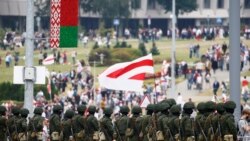 Snage reda stoje naspram demonstranata u Minsku, 23. avgusta 2020. Protest je okončan mirno a demonstranti su se sami razišli.