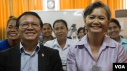 Opposition lawmaker Mu Sochua, right, and Kem Sokha, opposition CNRP vice president at the women commune councilors meeting at CNRP's headquarter, Wednesday, August 10, 2016, Phnom Penh, Cambodia. (Leng Len/VOA Khmer)
