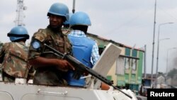 Des casques bleus en patrouille sur une auto-blindée, Kinshasa, RDC, 20 décembre 2016.