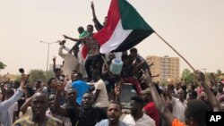 ពលដ្ឋ​ស៊ូដង់​នាំ​គ្នា​ស្រែក​ពាក្យ​ស្លោក​ក្នុង​ពេល​ធ្វើ​បាតុកម្ម​ប្រឆាំង​នឹង​ការ​គ្រប់​គ្រង​ដោយ​​ក្រុម​ប្រឹក្សា​យោធា កាល​ពី​ថ្ងៃ​ទី​៣០ ខែ​មិថុនា ២០១៩ នៅ​រដ្ឋ​ធានី​ខាទុំ ប្រទេស​ស៊ូដង់។