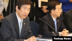 윤병세 한국 외교장관이 1일 국회에서 열린 외교안보 대책 당정협의에서 모두발언하고 있다. 오른쪽은 한민구 국방장관.