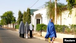 Beberapa perempuan berjalan di kawasan permukiman di Maiduguri, negara bagian Borno yang merupakan garis depan pertempuran militer Nigeria dan pemberontak Islamis (foto: dok). 