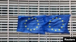 ევროკავშირის დროშები, ევროკომისიის შენობასთან. ბრიუსელი, ბელგია.