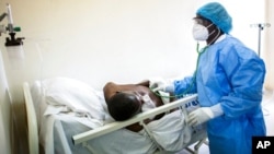 រូបឯកសារ៖ វេជ្ជបណ្ឌិត ប្រើ​តេឡេស្កូប​ដើម្បី​ស្តាប់​ការដកដង្ហើម​របស់​អ្នកជំងឺ​កូវីដ១៩ នៅ​មន្ទីរពេទ្យ​មួយ​កន្លែង នៅ​ទីក្រុង​ដាកា​នៃ​ប្រទេស​សេណេហ្គាល់ កាលពី​ថ្ងៃទី១៣ ខែឧសភា ឆ្នាំ២០២០។