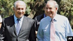 Israel's Prime Minister Benyamin Netanyahu (L) welcoming US Middle East peace envoy George Mitchell before their meeting in Caesarea, 29 Sept 2010