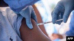 Les infirmières travaillant avec l'Organisation mondiale de la santé administrent des vaccins dans la ville de Mbandaka, en RDC, le 21 mai 2018.