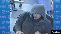 Fotografija osumnjičenog za ubistvo na nadzorne kamere, koju je objavila policija u New Yorku. (NYPD/Handout via REUTERS)