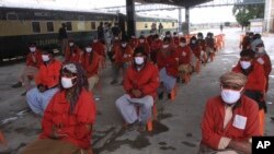 파키스탄 정부가 신종 코로나바이러스 확산을 막기 위해 전국적으로 철도 운행을 중단한 가운데, 17일 쿠에타 철도 노동자들이 생활보조금을 받기 위해 기다리고 있다.