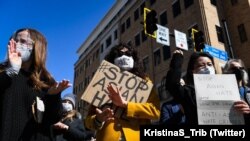 Aktris Sandra Oh (tengah) ikut bergabung dalam aksi unjuk rasa "Stop Asian Hate" di Pittsburgh, Sabtu (20/3). Dia sedang berada di kota tersebut untuk syuting serial Netflix, "The Chair." (Foto: Twitter / @ KristinaS_Trib).
