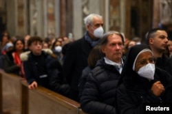 Faithful pay homage to former Pope Benedict in St. Peter's Basilica at the Vatican. (REUTERS/Kai Pfaffenbach)