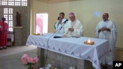 Des prélats catholiques célèbrent une messe dans l’église Tchakidjebe, près de Maroua, Cameroun, janvier 2014.