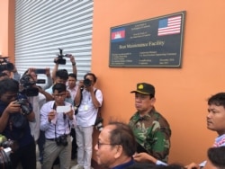 រូបឯកសារ៖ ក្រុម​អ្នក​កាសែត​ចោមរោម​ទស្សនា​អគារ​ជួសជុល​ថែទាំ​នាវា​ល្បាត​ធុន​តូច នៅ​មូលដ្ឋាន​សមុទ្រ​រាម កាល​ពី​ខែ​កក្កដា ឆ្នាំ២០១៩។ (ស៊ុន ណារិន/វីអូអេ)