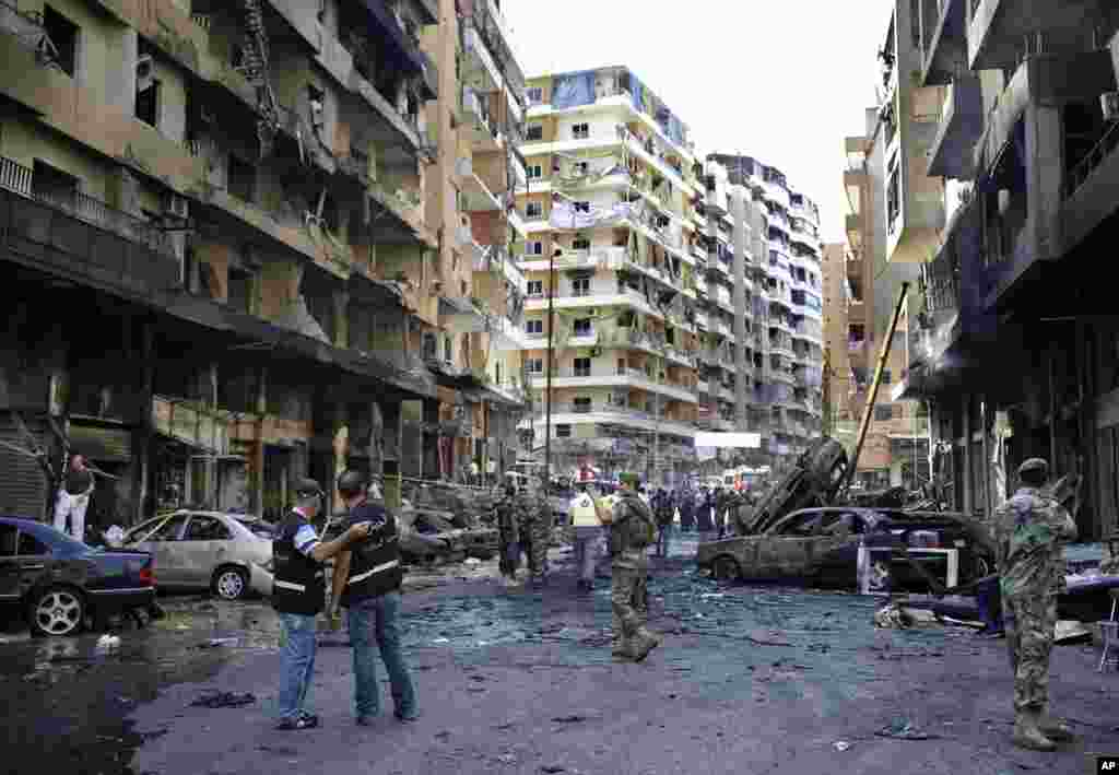Lebanese Army investigators inspect the site of a car bomb explosion in southern Beirut, August 16, 2013.